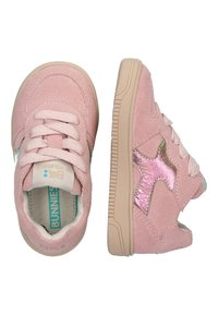 Roze suède sneakers met een rubberen zool, voorzien van een textuur van roségouden steraccent, gevlochten veters en een gewatteerde kraag voor extra comfort.
