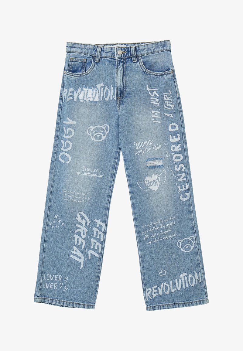 Jeans di denim con parole e grafiche stampate in bianco, tra cui "REVOLUTION", "FEEL GREAT", orsetti di peluche, cuori e varie frasi in font artistici.