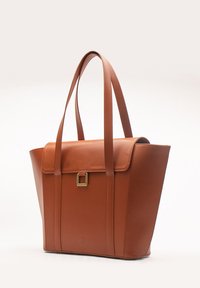 Brune lederen tote tas met een gestructureerd ontwerp, voorzien van twee korte handvatten, een klepsluiting en een metalen accent aan de voorkant.