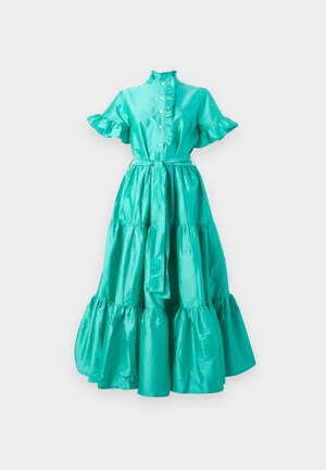 Un lungo vestito turchese realizzato in tessuto lucido, con maniche arricciate, un colletto alto, una chiusura frontale con bottoni e una gonna a strati con un nastro in vita.