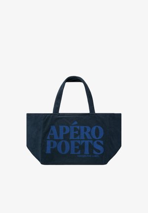 Dunkelblaue Tragetasche mit breiten Griffen und großem fettem Schriftzug "APÉRO POETS" vorne in einem helleren Blauton gedruckt.