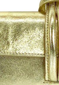 Sac à main doré métallique avec une texture lisse, des poignées arrondies et un design épuré. Présente une forme compacte et des détails de couture soignés.