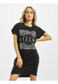 Czarna sukienka do kolan z krótkim rękawem, ozdobiona białym nadrukiem w paisley oraz tekstem "LEGEM" na środku, wykonana z miękkiego materiału, o luźnym kroju.