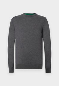Pull gris à manches longues avec un col rond. Doté d'un col intérieur vert et d'un petit logo sur la poitrine. Texture douce.