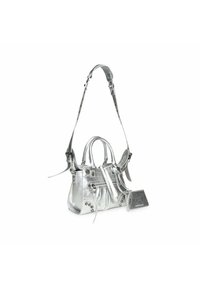 Borsa a tracolla metallica argentata con manici doppi, tracolla regolabile, tasca frontale con zip e etichetta abbinata.
