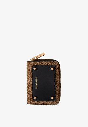 Portafoglio in pelle marrone con trama, con pannello in pelle liscia nera, dettagli in metallo dorato e chiusura a zip. Presenta il logo e quattro borchie metalliche.