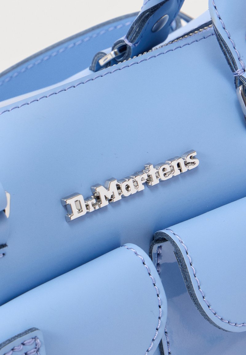 Hellblauer Leder-Dr.-Martens-Beutel mit silbernem Logo und detaillierter Naht an den Riemen und Kanten.