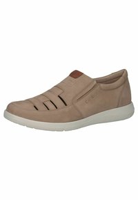 Beige instappers van zacht suede met uitsnijdingen op de bovenkant. Voorzien van een bruine leren accent op de hak en een witte zool.