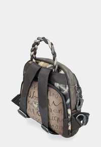 Kleiner Rucksack mit geflochtenem Griff, schwarzen Schultergurten, einem frontalen Textmuster, floralen Stoffakzenten und einem dekorativen metallischen Reißverschlussanhänger.