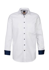 Camicia bianca a maniche lunghe con polsini blu navy, colletto button-down e taschino sul petto; presenta bottoni scuri e una consistenza liscia e tessuta.