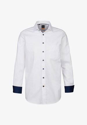 Camicia bianca a maniche lunghe con polsini blu navy, colletto button-down e taschino sul petto; presenta bottoni scuri e una consistenza liscia e tessuta.