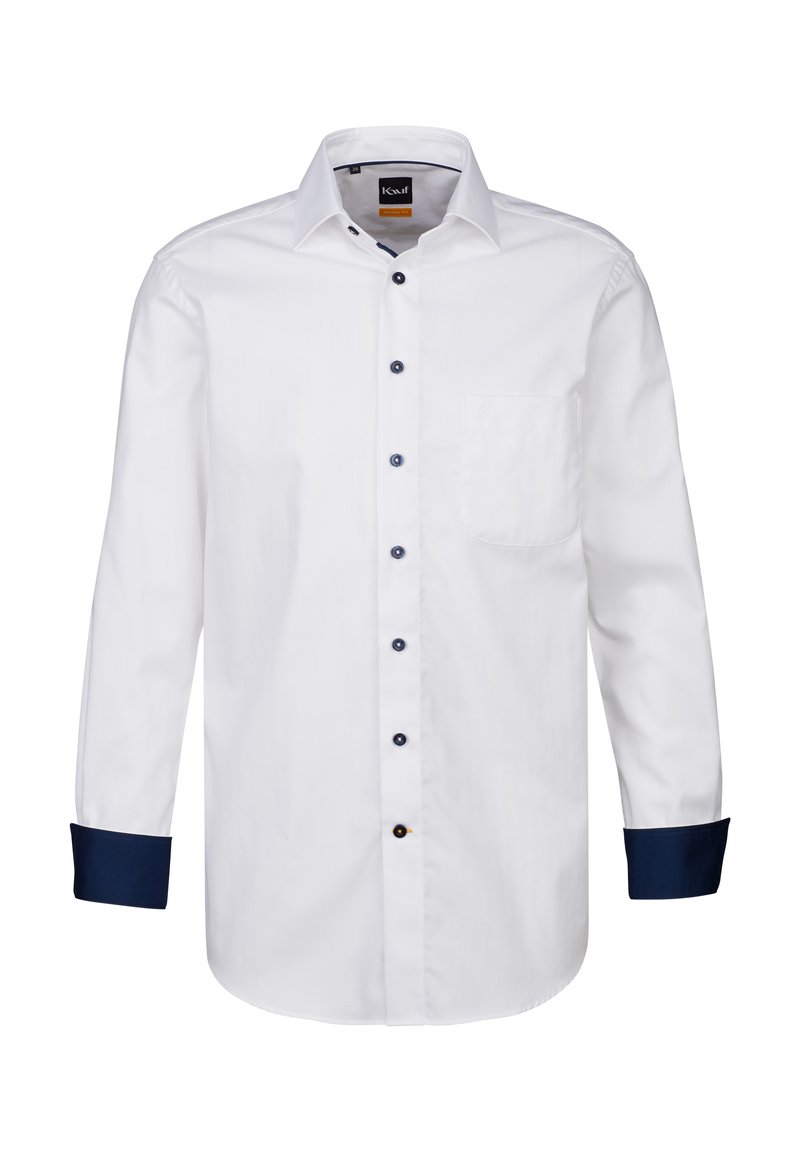 Camicia bianca a maniche lunghe con polsini blu navy, colletto button-down e taschino sul petto; presenta bottoni scuri e una consistenza liscia e tessuta.