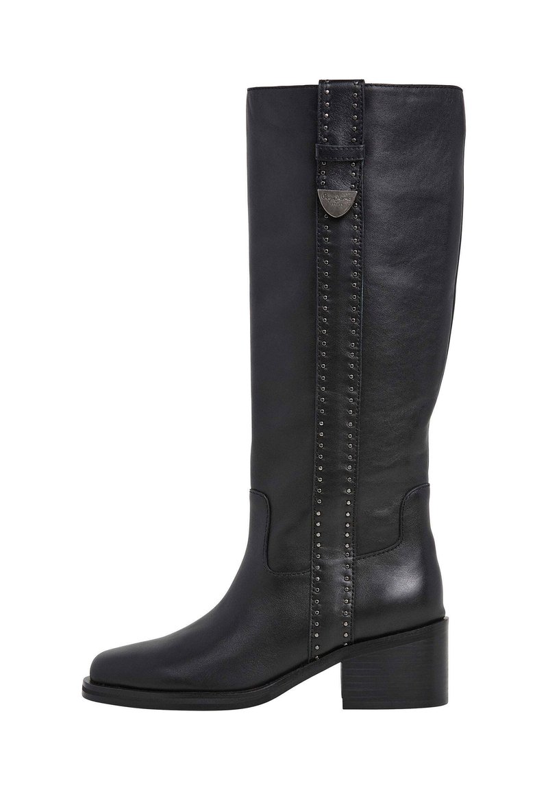 Bota de cuero negro hasta la rodilla con puntera rectangular, tacón cuadrado y acento decorativo de tachuelas a lo largo de la costura lateral. Textura suave.