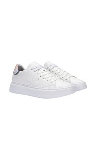 Sneaker bianchi con un esterno in pelle liscia, lacci testurizzati e una leggera piattaforma. Presentano un accento metallico sul tallone.