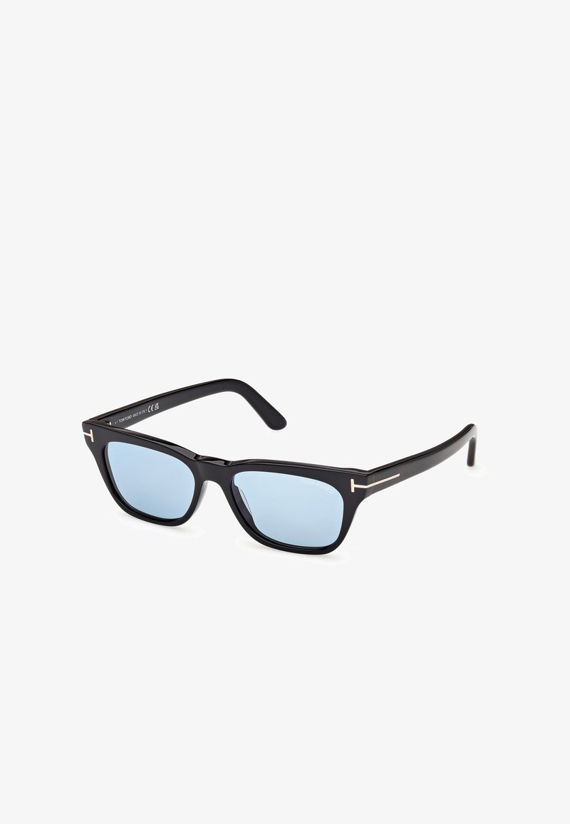 Ochelari de soare negri cu lentile de culoare albastru deschis. Formă pătrată a ramei. Accente din hardware de nuanță aurie. Material plastic neted.