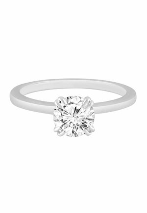 Anillo solitario de plata con un diamante redondo y claro sujeto por seis garras en una banda lisa sobre un fondo blanco.