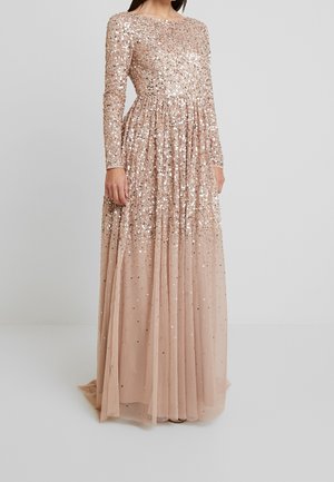 Abito lungo color rosa cipria con maniche lunghe fino a terra, corpetto aderente e decorazioni sparse con paillettes argentate.