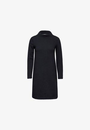Černé dlouhé šaty s vysokým límcem, s texturovaným vzorem a rovný střih, vyrobené z měkké látky.