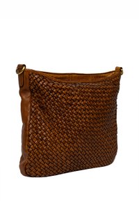 Borsa a tracolla in pelle marrone con texture intrecciata, forma rettangolare, chiusura con zip superiore e dettagli in metallo dorato rotondi.