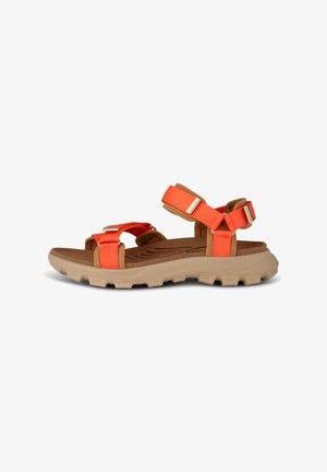 Oranje sport sandaal met twee verstelbare banden, een gestructureerde bruine voetbed en een robuuste tan rubberen outsole. Lichtgewicht en ademend ontwerp.
