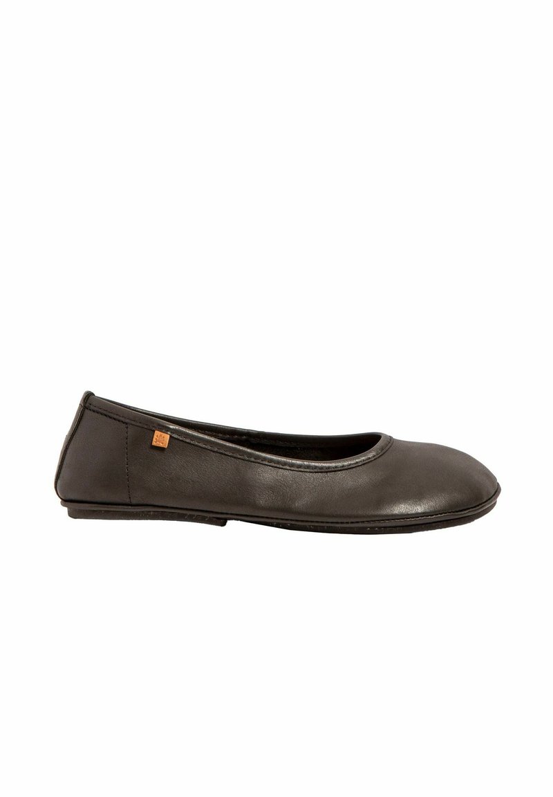 Ballerine nera in pelle con punta arrotondata, suola piatta e dettagli minimi. Presenta un piccolo logo vicino al tallone.