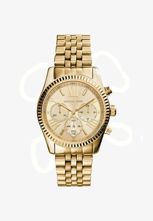 Arany tónusú Michael Kors kronográf óra római számokkal, három számlappal, dátum ablakával és láncos fém karkötővel.