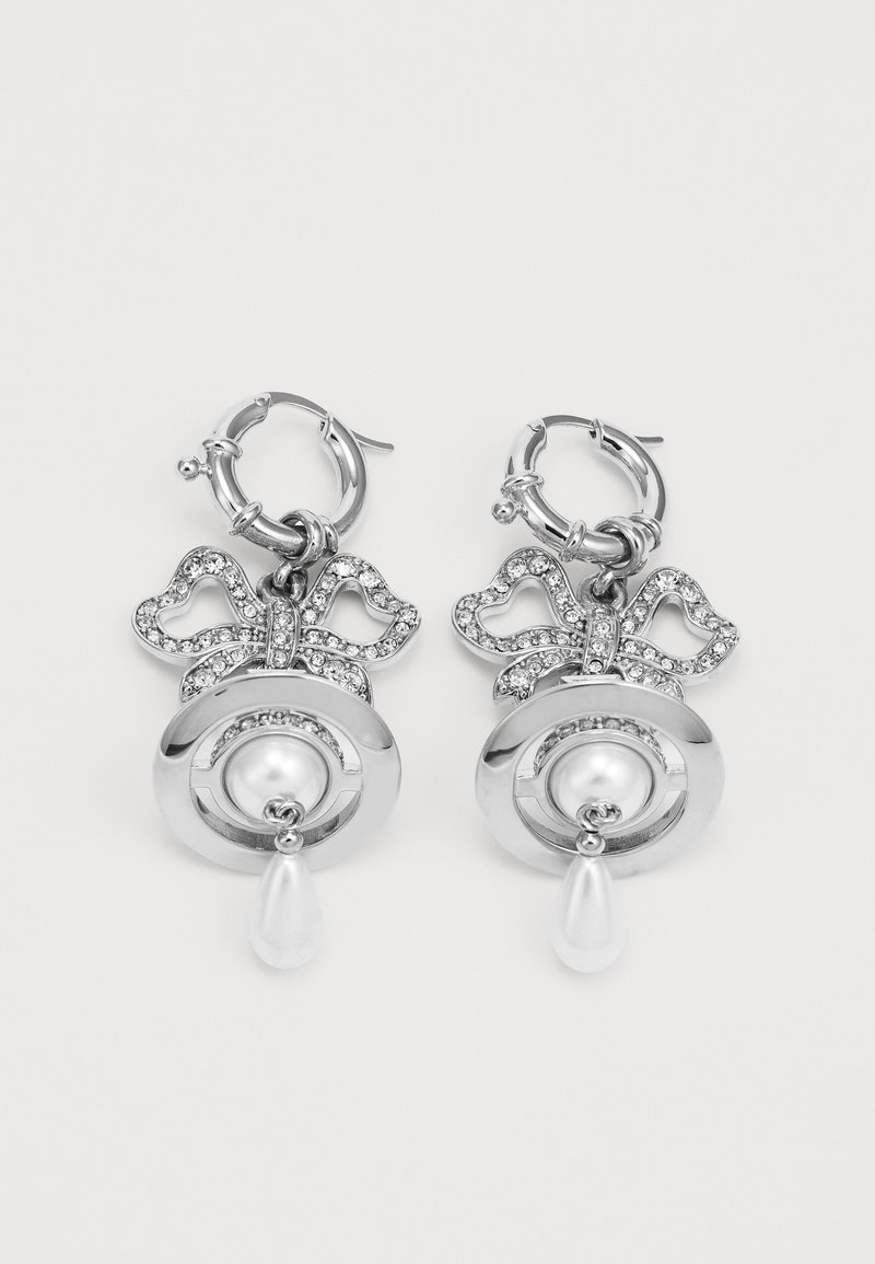 Sølv hoops øredobber med en slayedesign som er pyntet med klare rhinestones, en perle i midten, og en dråpeformet accent.