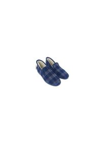 Zapatillas de cuadros azules hechas de un tejido suave con un diseño de tipo slip-on y un forro acogedor. Presentan una suela plana para uso en interiores.
