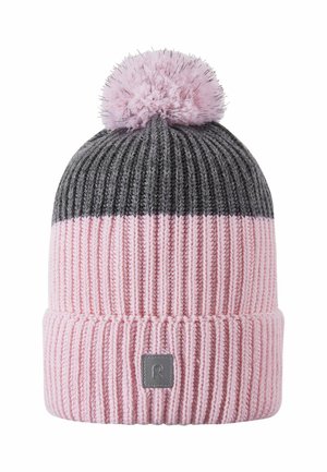 Bonnet en tricot gris et rose avec un design à côtes ; présente un pompon rose duveteux sur le dessus et une étiquette de marque grise sur le rebord replié.
