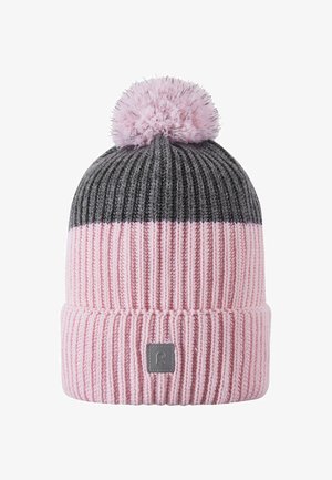 Dzianinowa czapka w kolorze szarym i różowym z prążkowanym wzorem; posiada puszysty różowy pompon na czubku oraz szary metkę z logo na złożonym brzegu.