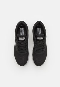 Schwarze Sportschuhe mit einem atmungsaktiven Mesh-Obermaterial, Schnürdesign und weißen Akzenten an den Seiten. Sie verfügen über eine gepolsterte Innensohle und eine strukturierte Sohle.