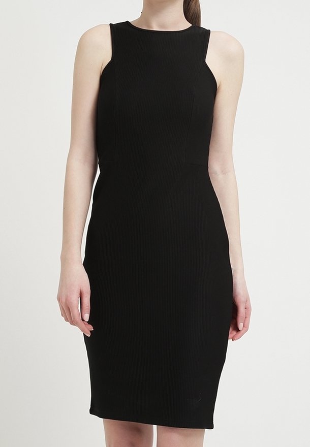 Vestido midi negro de canalé con una silueta ajustada, diseño sin mangas y escote redondo. Textura suave con líneas verticales sutiles.