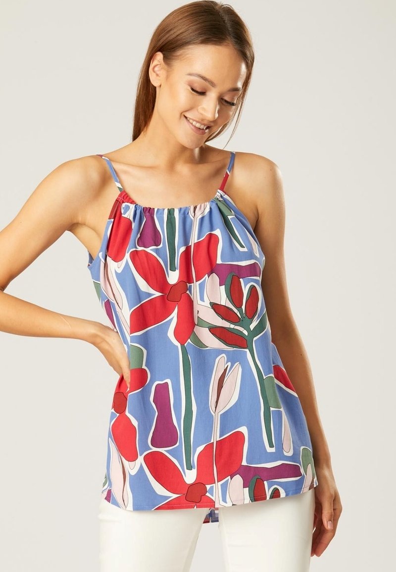 Multicolore bloemenprint tanktop met een verzamelde halslijn, met rode, groene en blauwe accenten op een lichtblauwe achtergrond.
