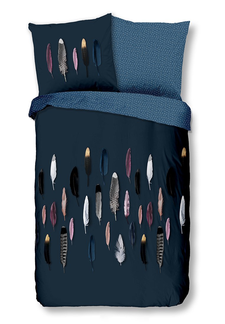 Dekbedovertrekset met een donkerblauwe achtergrond en veelkleurige veerp patronen, en een geometrische print op de kussenslopen. Zachte textuur.