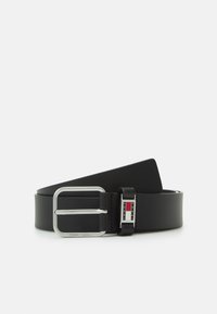 Zwarte leren riem met een gladde textuur, uitgerust met een zilveren rechthoekige gesp en een merkaccent met rode en blauwe details.