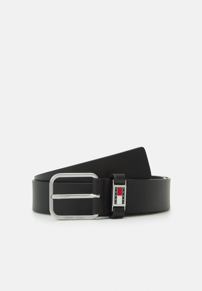 Zwarte leren riem met een gladde textuur, uitgerust met een zilveren rechthoekige gesp en een merkaccent met rode en blauwe details.