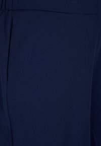 Tela azul marino, textura suave, con un ligero brillo. Presenta un diseño sencillo sin patrones ni acentos visibles.