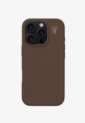 Funda de teléfono de silicona marrón con una textura suave, diseñada para un iPhone. Cuenta con recortes para tres lentes de cámara y texto con el logo.