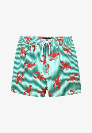 Shorts de bain à rayures verticales vertes et blanches, imprimé intégral de homards rouges, avec un cordon blanc à la ceinture élastique.