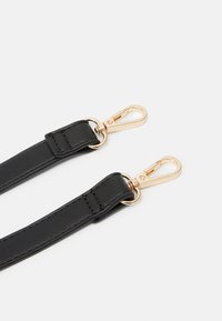 Mustahap nahkahi strap, millel on kuldsed detailid, sisaldab kahte lukku ja õmblemise detaile. Rihm on lame ja sile, sobides erinevateks kasutusvõimalusteks.