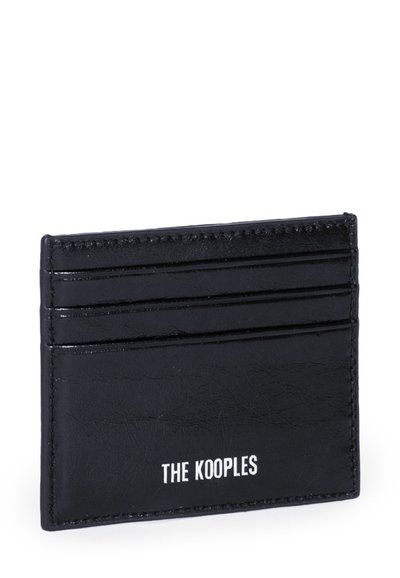 Zwarte leren kaart Houder met vier sleuven, subtiele textuur en reliëf merklogo aan de voorkant voor een strakke uitstraling.