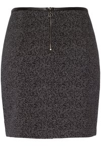 Jupe à motif pied-de-poule noire et grise avec une conception ajustée, dotée d'une ceinture en cuir noir et d'une fermeture éclair centrale à l'arrière.