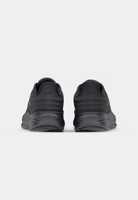 Scarpe da ginnastica nere con tomaia testurizzata, suola intermedia ammortizzata e battistrada decorato. Design leggero con tallone arrotondato e vestibilità sicura.