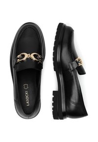 Čierne kožené loafers s masívnou podrážkou a zlatými kovovými doplnkami. Hladký povrch so strapcom so zaobleným detailom. Názov značky je viditeľný.