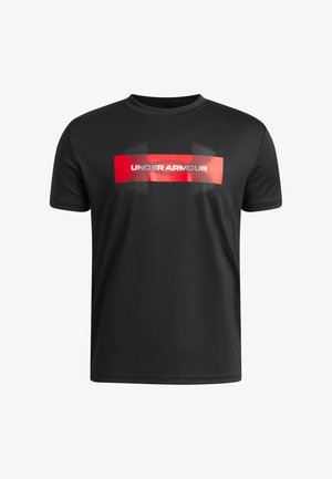 Čierne tričko s krátkym rukávom s červenou obdĺžnikovou grafikou a bielym nápisom „Under Armour“ v strede na hrudi.