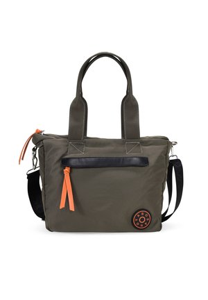 Bolso tote en verde oliva hecho de un tejido duradero, con asas dobles, una correa negra desmontable, un tirador naranja en el zipper y un bolsillo frontal con un acento negro.