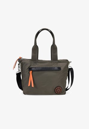 Bolso tote en verde oliva hecho de un tejido duradero, con asas dobles, una correa negra desmontable, un tirador naranja en el zipper y un bolsillo frontal con un acento negro.