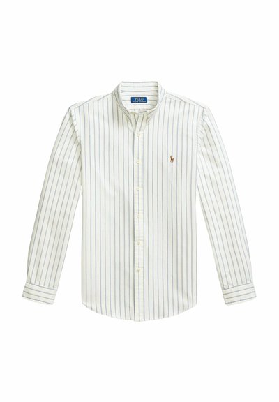 Chemise blanche à manches longues avec des rayures verticales bleues, col boutonné et petit logo brodé sur la poitrine gauche.