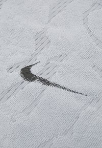 Nike Performance COOLING LOOP TOWEL ONE SIZE - Halsdoek - light smoke grey/anthracite