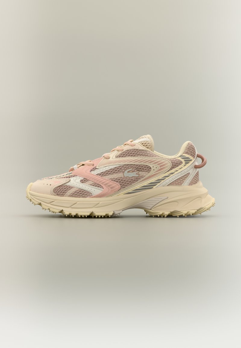 Sapatilha de corrida com malha e sobreposições sintéticas em rosa, bege e creme, sola robusta e sola texturizada para aderência, vista lateral.